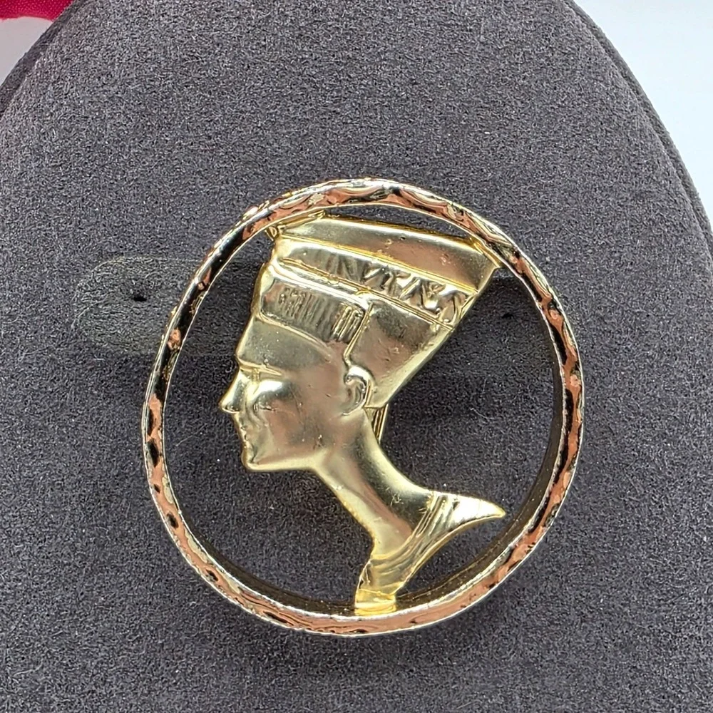Nefertiti Bust Pendant Brooch Gold Tone‎ Circular Frame Egyptian Queen Jewelry